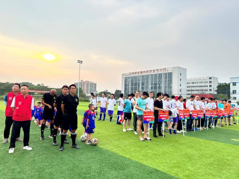 高速上违停看直播 司机称雾太大休息会儿 9分没了